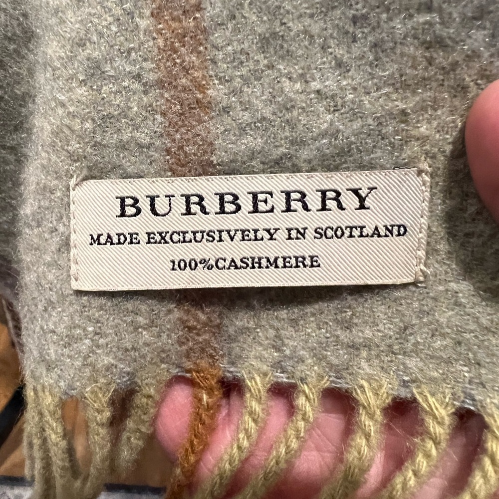 Authentic Burberry Classic big check cashmere unisex scarf - Picture 3 of 7
